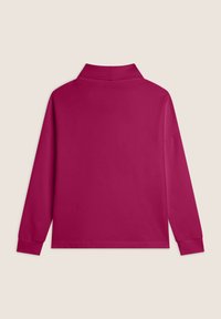 Top fucsia a manica lunga con colletto alto, caratterizzato da una texture liscia e una vestibilità comoda, senza cuciture visibili né decorazioni.