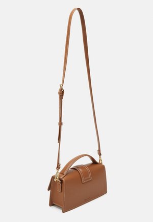 Sac bandoulière rectangulaire en cuir marron avec poignée supérieure, bandoulière réglable et quincaillerie dorée, coutures visibles sur les bords.