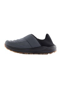 Szare buty wsuwane z pikowanym wierzchem i czarnym siateczkowym kołnierzem, z teksturowaną gumową podeszwą i minimalistycznym designem.
