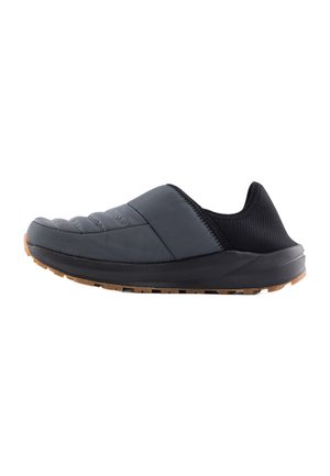 Szare buty wsuwane z pikowanym wierzchem i czarnym siateczkowym kołnierzem, z teksturowaną gumową podeszwą i minimalistycznym designem.