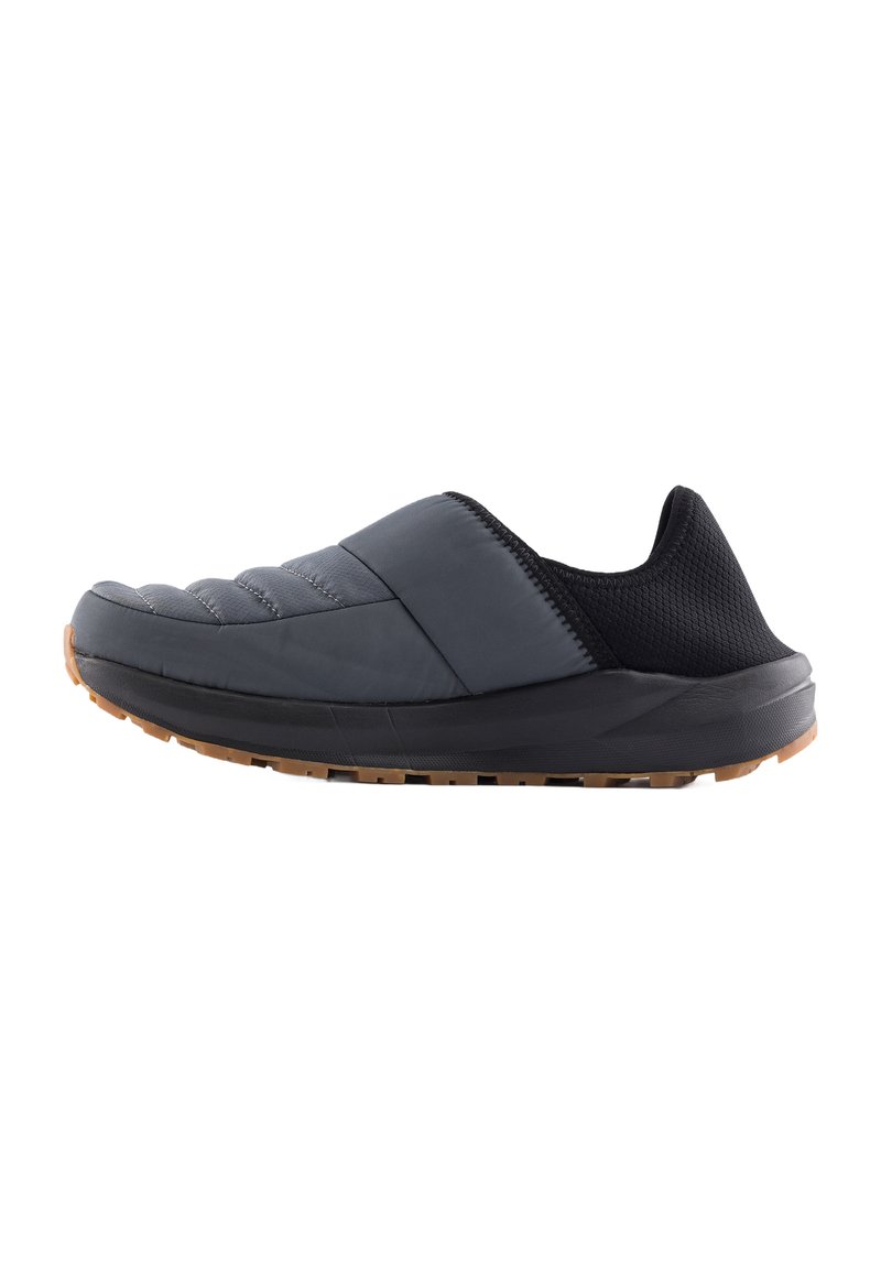 Szare buty wsuwane z pikowanym wierzchem i czarnym siateczkowym kołnierzem, z teksturowaną gumową podeszwą i minimalistycznym designem.