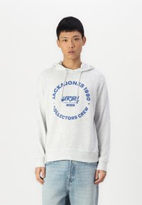 Hellgrau Hoodie mit blauem, rundem Logo, das den Text "JACK & JONES 1990" und "COLLECTORS CREW" zeigt. Weicher Stoff, lange Ärmel, Kapuze mit Kordelzug.