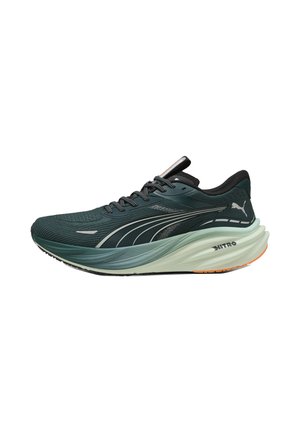 MAGNIFY NITRO 3 - Chaussures de running sur route - green terrain-heat fire