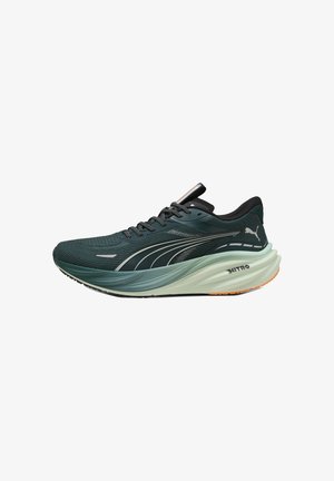 Scarpa da corsa verde scuro con tomaia in mesh, accenti riflettenti, suola ammortizzata verde chiaro, dettagli arancioni e lacci neri. Presenta il logo Puma.