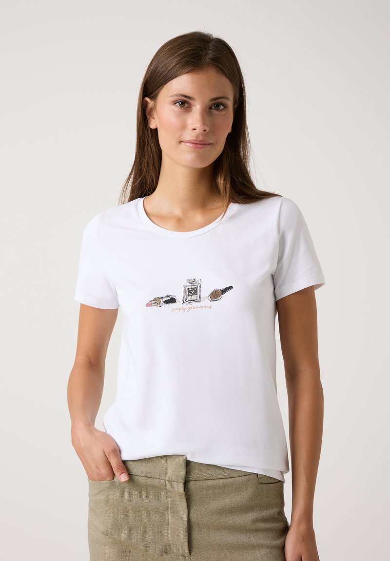 Weißes Baumwoll-T-Shirt mit einem grafischen Druck von Schminkutensilien und dem Text "einfach glamourös". Kurze Ärmel und runder Ausschnitt.