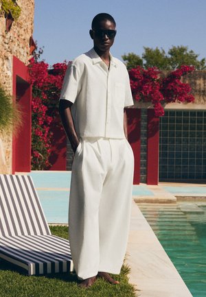 Bershka, BOXY PLEATED - SHIRT  01112557 - Košeľa - white