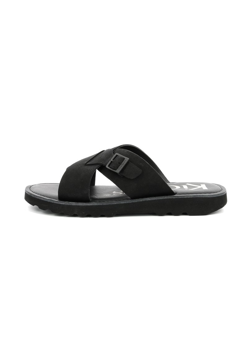 Chanclas negras con dos correas anchas cruzadas, con un acabado texturizado y un acento de hebilla. La suela tiene un diseño de banda para mayor agarre.