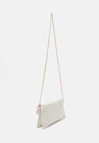 Vit fusk läder crossbody-väska med en vikbar klaff och ett guld kedjestraps, med en slät textur och minimalistisk design.