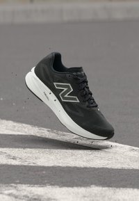 Επιλέχθηκε, black/black metallic/bright mint