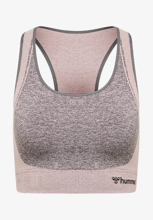 Sostén deportivo en gris y rosa pálido, con un patrón texturizado, tirantes anchos y una banda de soporte con un logotipo en la parte inferior.