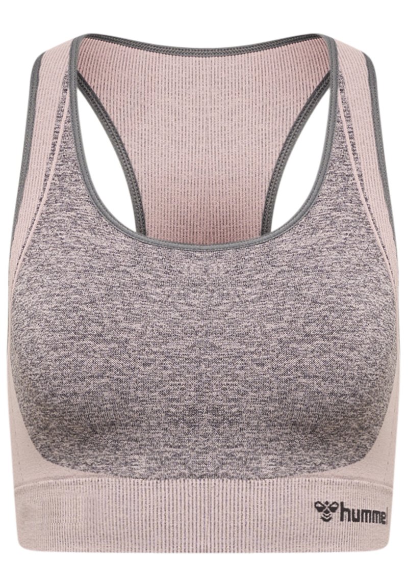 Sportbeha in grijs en lichtroze, met een gestructureerd patroon, brede bandjes en een ondersteunende band met een logo aan de onderkant.