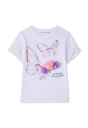 Biała bawełniana koszulka z krótkimi, falbaniastymi rękawami, ozdobiona fioletowymi motylami i kwiatowymi akcentami, z napisem "STAJESZ SIĘ tym, w co wierzysz."