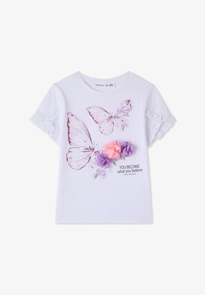 Biała bawełniana koszulka z krótkimi, falbaniastymi rękawami, ozdobiona fioletowymi motylami i kwiatowymi akcentami, z napisem "STAJESZ SIĘ tym, w co wierzysz."