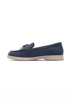 Marineblauer Wildleder-Slipper mit beiger Sohle und dekorativer Quaste oben, Seitenansicht auf weißem Hintergrund.