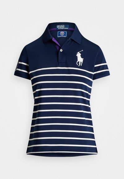 Marineblå polo-skjorte med hvite horisontale striper. Har klassisk krage og et dekorativt logo på venstre bryst. Korte ermer.