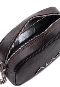 Borsa a pochette in pelle marrone con un'esterno texture, cerniera argento e una tracolla a catena. L'interno presenta una foderatura nera liscia con un dettaglio del logo.