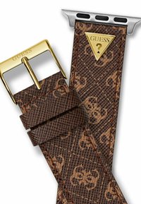 Pulsera de reloj inteligente de color marrón con un patrón, hecha de un material texturizado, que cuenta con una hebilla de metal dorado y un acento de logo triangular cerca del extremo de la pulsera.
