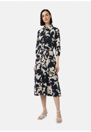 Navyblaues und cremefarbenes Blumenmuster-Kleid mit Kragen, Dreiviertelärmeln, Gürtel in der Taille und knieumspielender A-Linien-Silhouette.