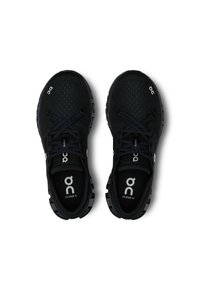 Zwarte sportschoenen met een ademend mesh bovenwerk, vetersluiting en een getextureerde zool. Merkenlogo prominent zichtbaar aan de zijkanten.