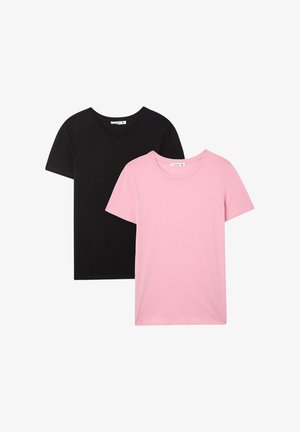 Dwie koszulki z krótkim rękawem, jedna czarna, a druga jasnoróżowa. Wykonane z miękkiej tkaniny, z okrągłym dekoltem i standardowym krojem.