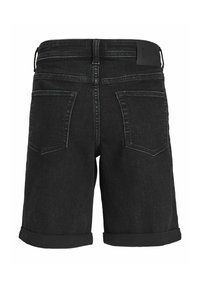 Shorts en denim noir avec un ourlet roulé, dotés de deux poches arrière et d'une étiquette de marque en cuir sur la taille. Design et texture classiques.