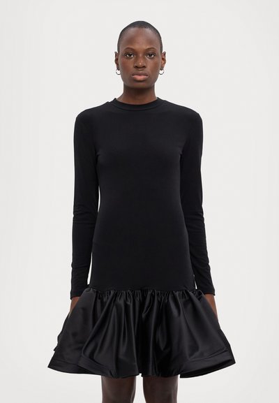 Fekete, hosszú ujjú ruha, fitted bodice-dzsal és flared satin ruffled hem-mel, sima textúrával és minimális dizájnnal.