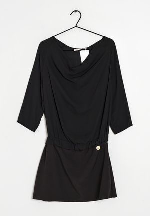 Schwarzes Kleid mit einem drapierten Rollkragen, Dreiviertelärmeln, elastischem Bund und glatter Textur. Verfügt über eine kleine metallische Akzentuierung am Taillenbund.