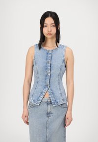 Denim vest met een strakke pasvorm, lichtblauwe kleur, ronde halslijn, sluiting aan de voorkant met knopen en een uitlopende zoom, gecombineerd met een bijpassende denim rok.