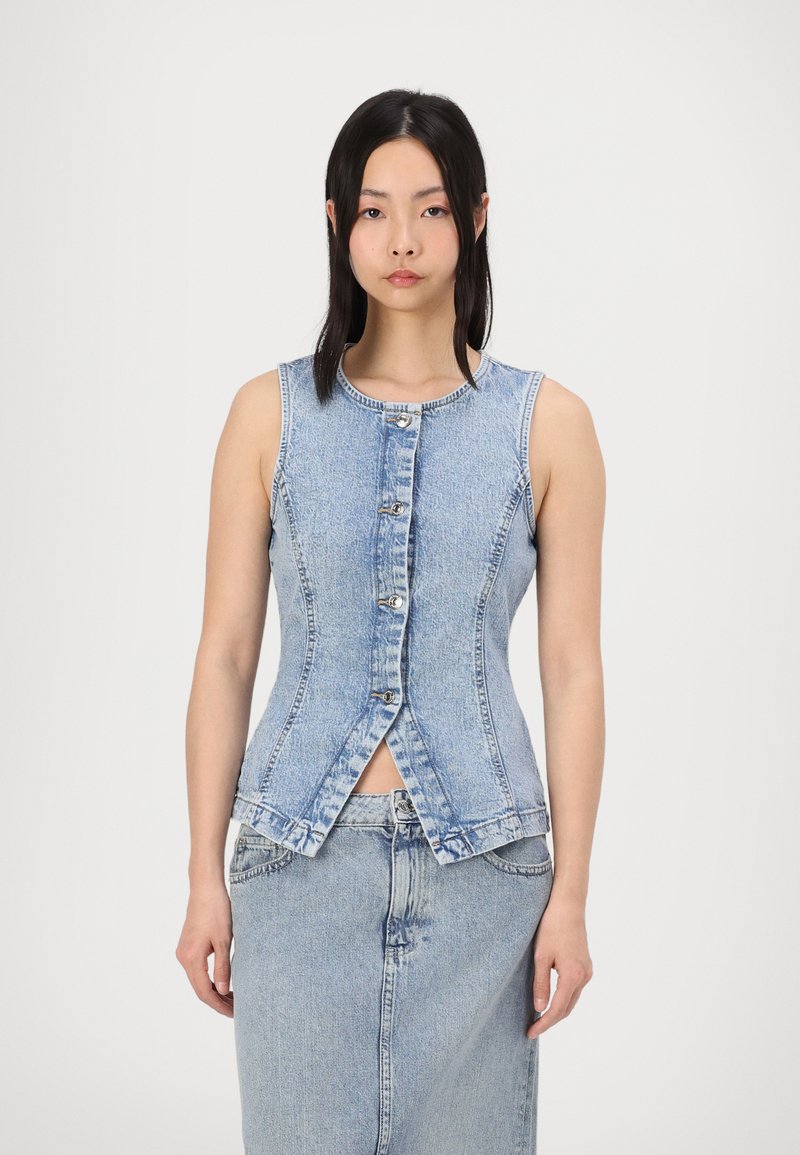 Denim vest met een strakke pasvorm, lichtblauwe kleur, ronde halslijn, sluiting aan de voorkant met knopen en een uitlopende zoom, gecombineerd met een bijpassende denim rok.