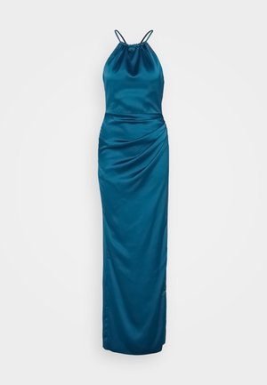 Abito lungo in satin turchese con scollo all'americana, corpino arricciato, lati drappeggiati e gonna che arriva fino al pavimento. Presenta spalline regolabili e una superficie liscia.