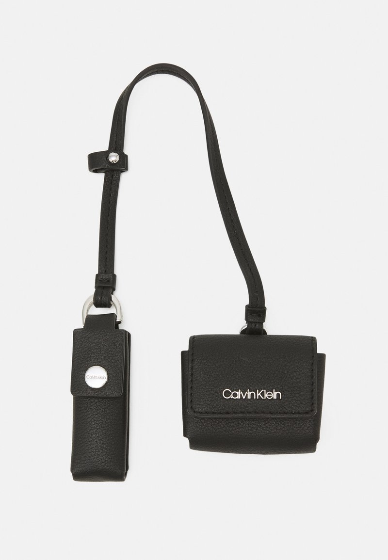 Calvin Klein MUST POUCH DANGLE - Etui na telefon komórkowy