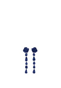 Pendientes azul marino con studs en forma de rosa y acentos de caída de diferentes formas y tamaños, hechos de un material suave y aterciopelado.