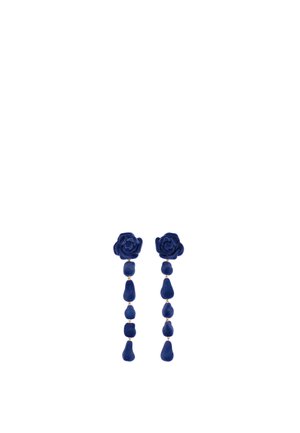 Pendientes azul marino con studs en forma de rosa y acentos de caída de diferentes formas y tamaños, hechos de un material suave y aterciopelado.