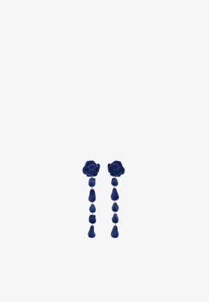 Pendientes azul marino con studs en forma de rosa y acentos de caída de diferentes formas y tamaños, hechos de un material suave y aterciopelado.