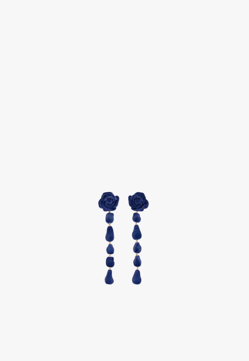 Pendientes azul marino con studs en forma de rosa y acentos de caída de diferentes formas y tamaños, hechos de un material suave y aterciopelado.