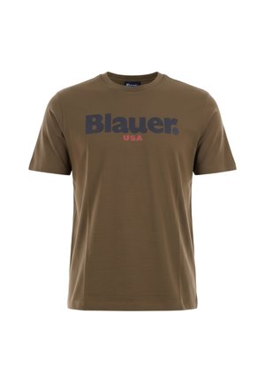 Camiseta marrón de manga corta y cuello redondo con "Blauer." en azul oscuro y "USA" en rojo impresos en el frente.