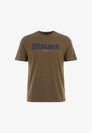 T-shirt marrone a maniche corte con scollo tondo, con la scritta "Blauer." in blu scuro e "USA" in rosso stampata sul davanti.