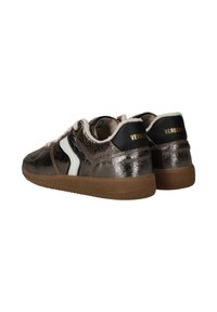 Metallic bronzen sneakers met witte streepaccenten, voorzien van een gestructureerd oppervlak en een gevoerde binnenkant, en een rubberen zool voor grip.