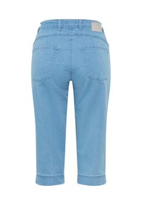 Pantaloni capri in denim azzurro chiaro con orlo arrotolato, due tasche posteriori e patch con logo in vita. Texture liscia e design aderente.