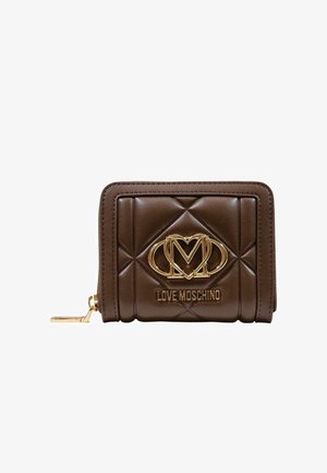 Brązowy pikowany skórzany portfel z złotym zamkiem błyskawicznym i złotym logo oraz napisem Love Moschino z przodu.