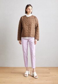 b.young DAYS CIGARET PANTS - Chinos tipa bikses - orchid bloom