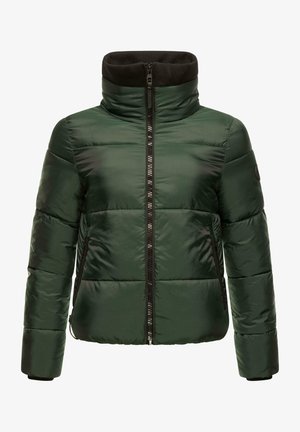 Ciemnozielona kurtka puchowa z wysokim kołnierzem, zapięciem na zamek, dwoma bocznymi kieszeniami i gładką błyszczącą fakturą. Posiada wykończenia w formie przeszyć.