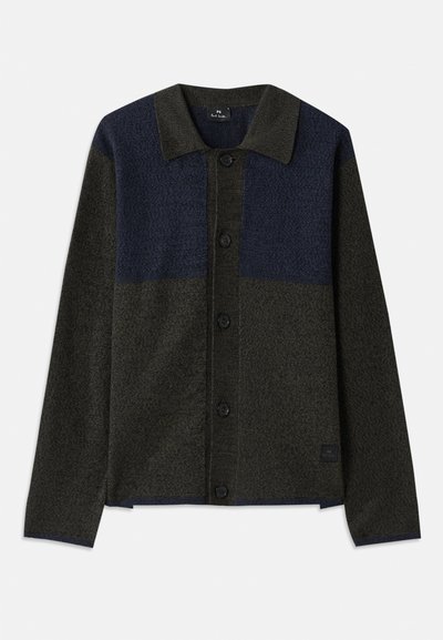 Knopfkarteigan mit einem Farbblockdesign in Dunkelgrün und Marineblau, strukturiertem Stoff, klassischem Kragen und schwarzen Knöpfen.