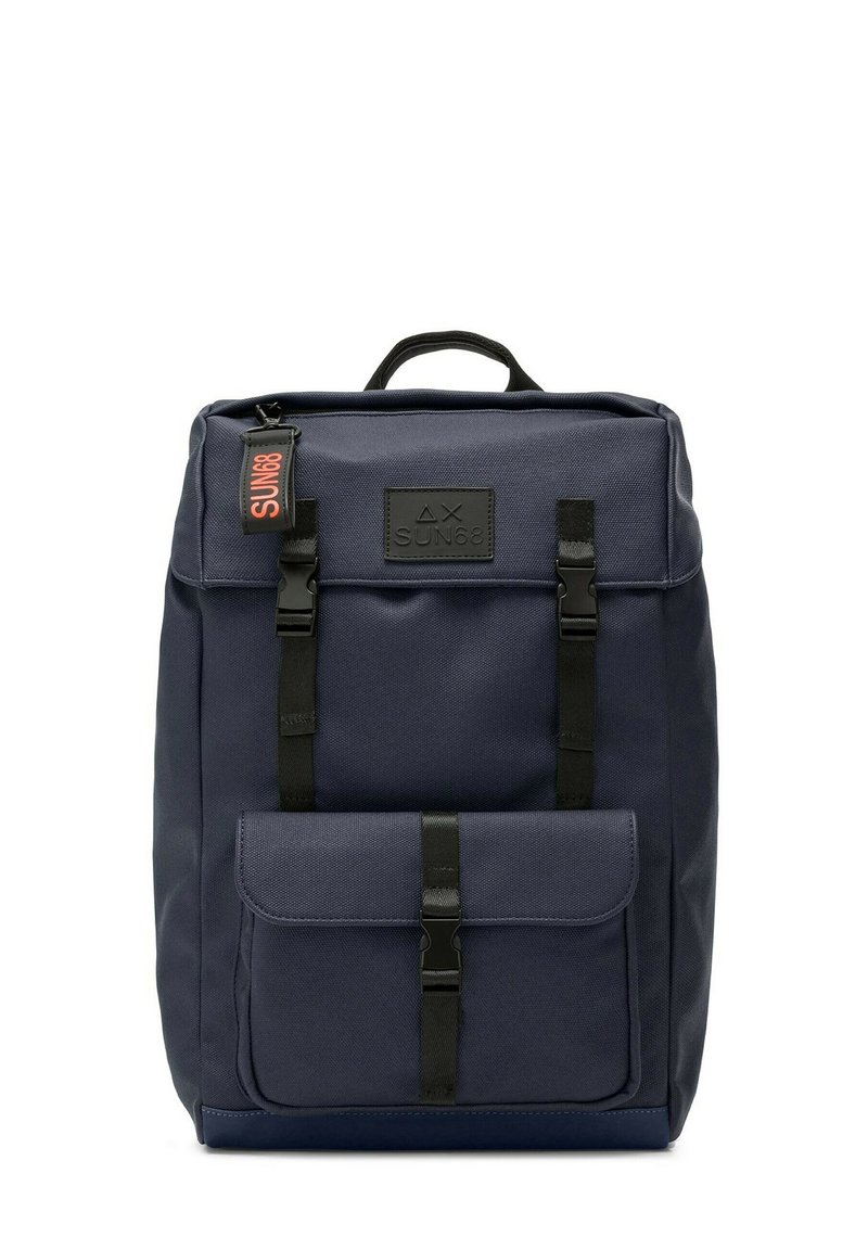 Zaino in tessuto blu navy con patta superiore, accessori neri, spallacci regolabili, tasca frontale e un'etichetta rossa con la scritta "SUN68."