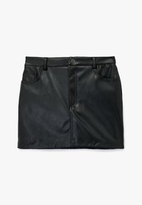 Zwarte faux leren mini rok met twee voorklepzakken, een knoopsluiting en een gladde textuur, met een rechte snit en minimale naden.
