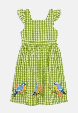 Robe à carreaux verts et blancs pour fille avec manches à volants et oiseaux bleus et jaunes brodés sur des branches avec des fleurs oranges.