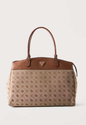 Sac à main Guess marron et beige en tissu à motif avec dessus en cuir, deux anses et un logo triangulaire sur le devant.