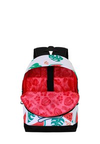 Mochila con un exterior blanco que presenta patrones de hojas tropicales y sandías, interior rojo con estampado floral, base negra y correas ajustables.