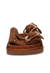 Brune ruskinds slidesandal med to brede stropper, prydet med rhinsten og firkantede spænder, der har en blød sål for komfort.