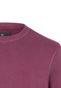 T-Shirt mit rundem Ausschnitt und kurzen Ärmeln in einem gedämpften Mauve-Ton. Hergestellt aus weicher Baumwolle, mit glatter Textur und sauber ausgeführten Nähten.